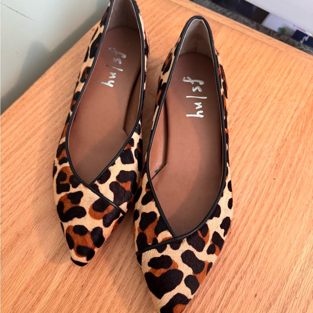 Stylish Leopard Print Flats with Pointed Toe Design in Light Tan - Picture 2 of 7